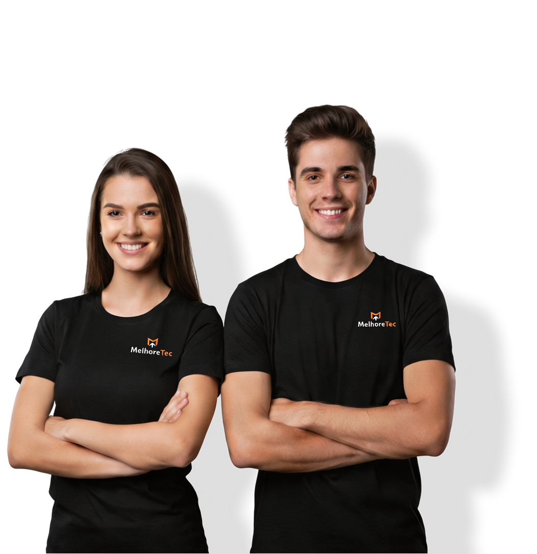 Duas pessoas da equipe Melhoretec, de camiseta preta com a marca, de braços cruzados.